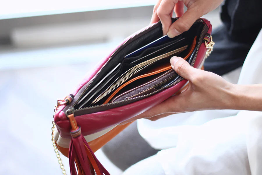 Make it casual as a pochette, take it to a party as a clutch bag