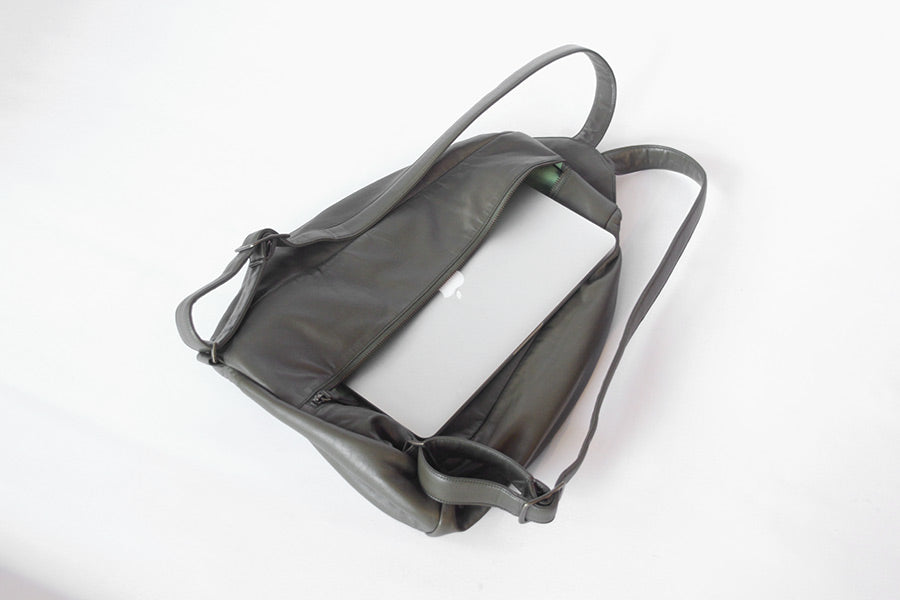 An exquisite silhouette, that looks thin despite its large capacity