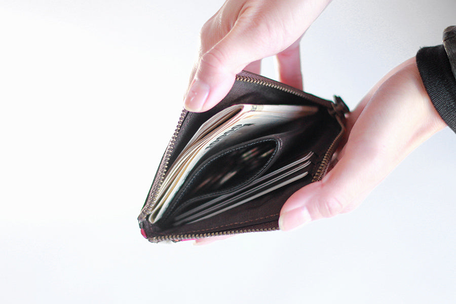 大胆なカラーリングと、繊細な職人の手仕事