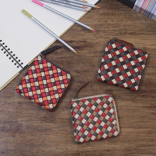 コンパクトながらも収納力抜群Across Half Wallet