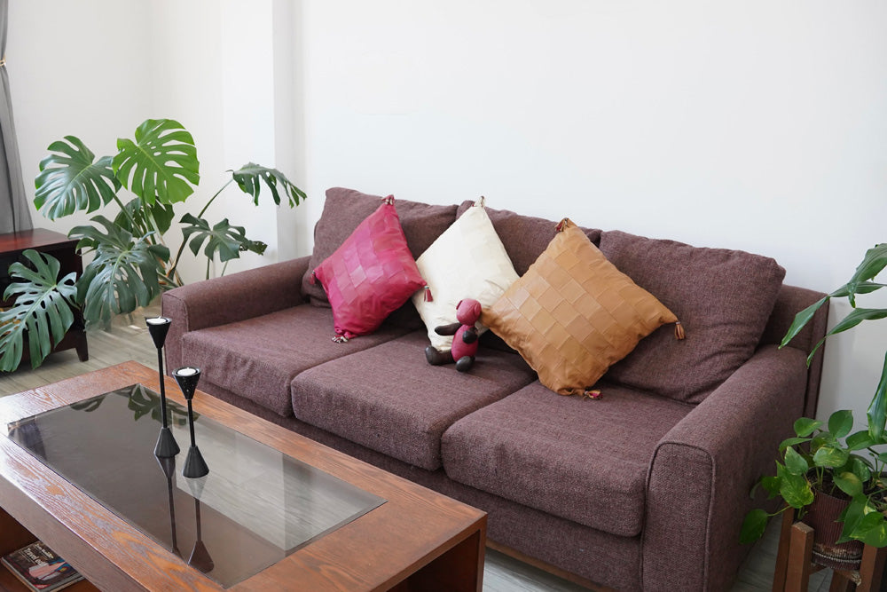 極上くつろぎ時間を約束してくれるゆったりサイズのレザークッションカバー